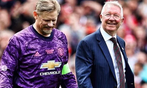 Huyền thoại Man Utd lên xe hoa với vợ mới tươi hơn cả con dâu