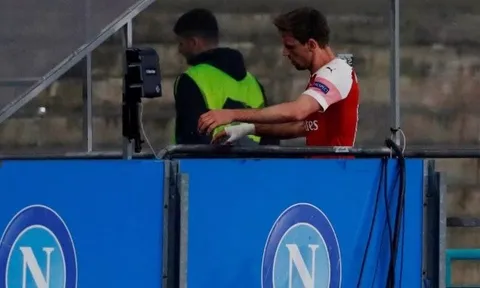 SỐC: Đang đấu Napoli, sao Arsenal rời sân rồi trở lại sau 5 phút