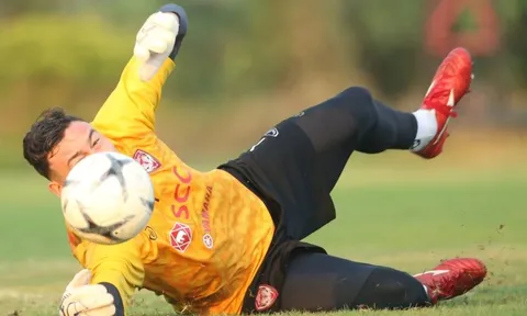 Văn Lâm "bay nhảy" bầm dập ở buổi tập của Muangthong United
