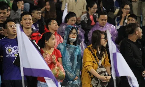 Fan Quang Hải, Duy Mạnh, Tiến Dũng đội mưa cổ vũ Derby thủ đô
