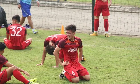 Thầy Park trở lại, U23 Việt Nam "vật vã" với dây cao su
