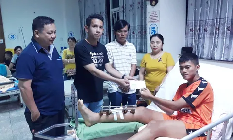 Hồng Duy thay mặt đồng đội ở ĐT Việt Nam động viên đội trưởng U19 SHB Đà Nẵng bị gãy chân