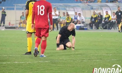 Hài hước: Trọng tài trận U23 Việt Nam nằm sân, phải nhờ sự chăm sóc của nhân viên y tế