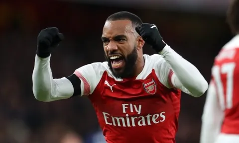 Chơi thăng hoa, Lacazette vẫn chưa thực sự thỏa mãn