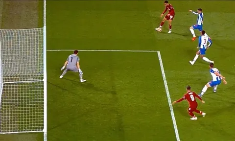 Firmino giờ chỉ còn kém mỗi Ronaldo ở Champions League