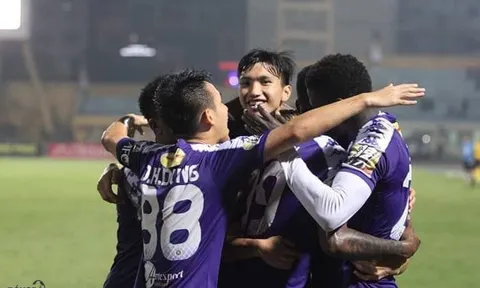 HLV trưởng Hà Nội FC nói gì về pháo sáng?