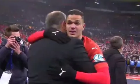 Trả thù PSG thành công, sao Rennes khóc như đứa trẻ