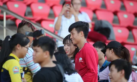 "Nuông chiều" fan nữ Sài thành, "thanh niên cứng" Bùi Tiến Dũng suýt muộn xe