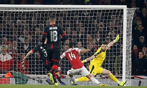 'Bom tấn' Pepe kích nổ, Arsenal nhấn chìm Man Utd chỉ trong 45 phút