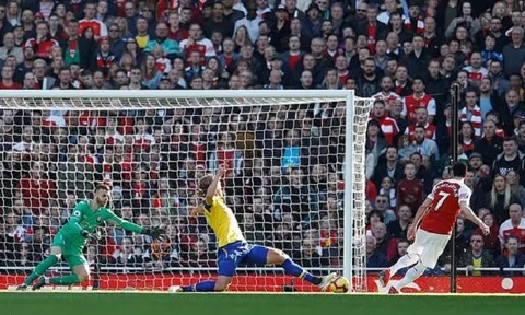 Salah dùng lời tương tự HLV Man Utd để nói với Klopp sau trận thắng Spurs