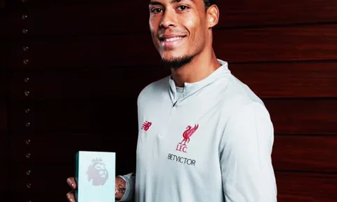 CHÍNH THỨC: Van Dijk được Premier League vinh danh trước thời khắc lịch sử