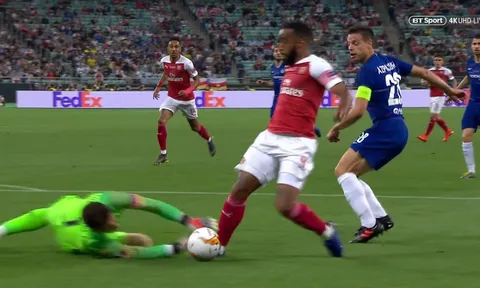 'Cậu ấy không đốn ngã Lacazette với đôi tay'
