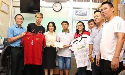 Văn Toàn giúp đỡ bệnh nhi nghèo trước ngày triệu tập ĐT Việt Nam đấu King’s Cup