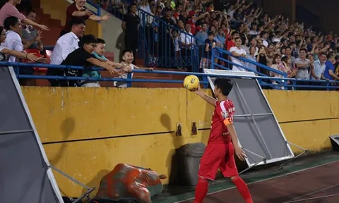 Hoạt động tặng bóng cho NHM tại V-League bị "chấn chỉnh"