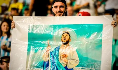 CĐV mang "Chúa" đến sân vẫn không thể cứu Argentina