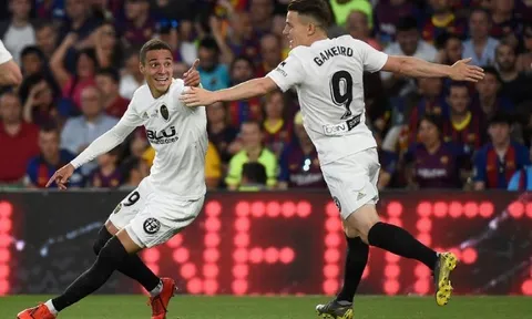Thay Su "thỏ", Barca tính mua luôn kẻ hạ sát chính mình