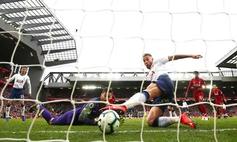 SỐC! Alderweireld không muốn phá bóng, dâng bàn thắng cho Liverpool