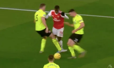 Arsenal đã mất oan quả penalty trước Sheffield?