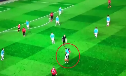 SỐC! Pogba bị Sterling đánh bại trên... không trung