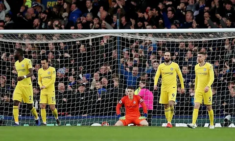 Thi đấu như thảm họa, Marcos Alonso một tay 'đá bay' Chelsea khỏi cuộc đua Top 4