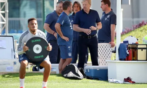 Vị khách đặc biệt bất ngờ 'đột kích' buổi tập của Bayern Munich