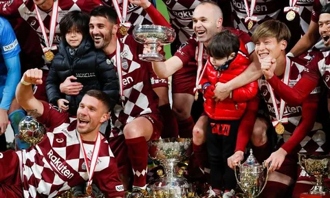 David Villa cùng Iniesta, Podolski giành danh hiệu trong trận đấu cuối cùng của sự nghiệp