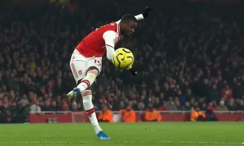 'Khán giả Emirates đồng loạt vỗ tay khi anh ta đi bộ ngoài sân'