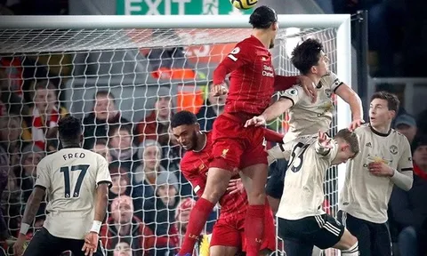 Luke Shaw: 'Van Dijk là một gã khổng lồ..."