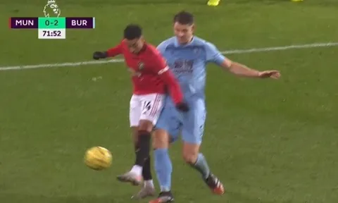 Man Utd đang thua, Lingard vẫn cố diễn trò trên sân