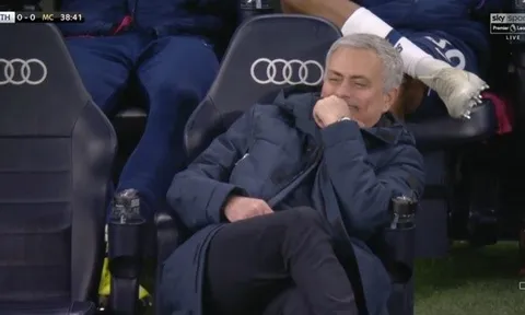 Mourinho ngồi phịch xuống ghế, tỏ vẻ thích thú và cười khảy