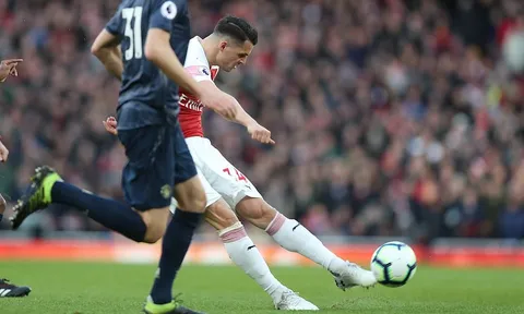 Hoàng tử Monaco xỏ giày đọ sức với huyền thoại Barca