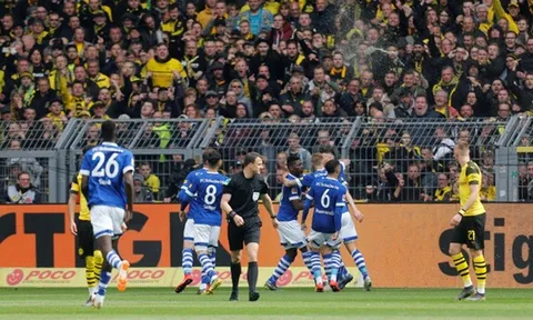 9 người của Dortmund thua muối mặt trước Schalke ngay trên sân nhà