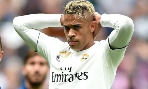 Không "mặc vừa" chiếc áo Ronaldo để lại, người thừa tại Real được một CLB "cứu rỗi"