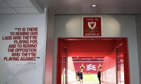 Vì sao cầu thủ Liverpool bị cấm chạm vào logo 'This is Anfield'?