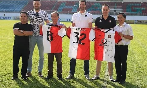 Đội bóng của Robin Van Persie đặt vấn đề hợp tác với HAGL
