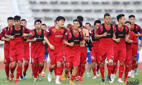 ĐT Việt Nam tập buổi đầu tiên ở Buriram: Xuân Trường kể chuyện trên đất Thái cho đồng đội