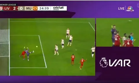 Neville nói lời khó tin về pha tranh chấp giữa De Gea và Van Dijk