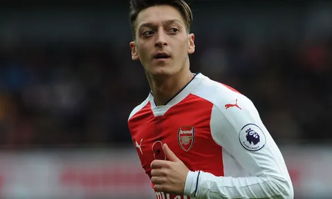 Ozil "lên đồng" và đây là phản ứng của Emery