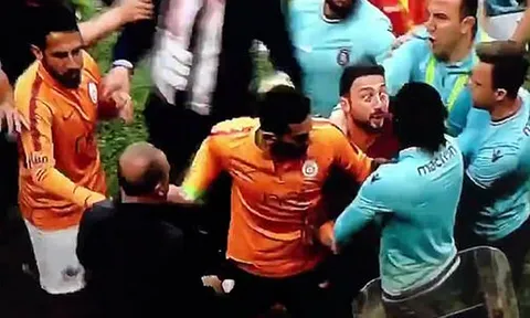Adebayor bị xô ngã trong ngày ngậm ngùi nhìn đối thủ lên ngôi