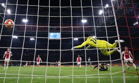 Hàng thủ Ajax chết lặng với pha bay người đẳng cấp của Ronaldo