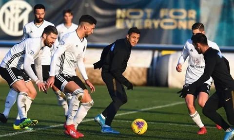 Alexis Sanchez trở lại, Lukaku và Martinez 'quấn quýt' trên sân tập