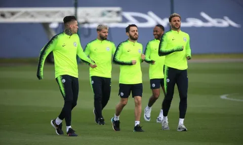 'Ăn gian', Ederson cũng đành bất lực trước 'VĐV điền kinh' của Man City