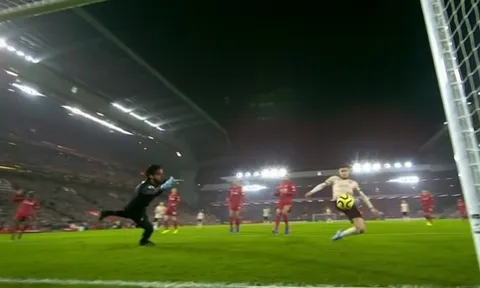 Andreas Pereira gây sốc! 2 mét + khung thành trống = bỏ lỡ