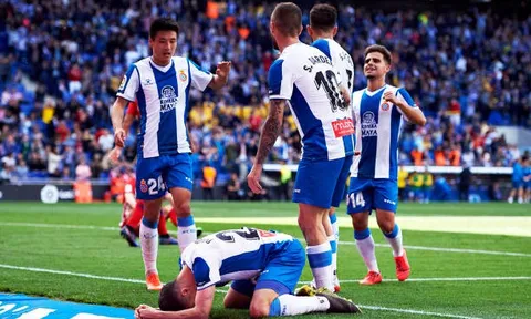 'Hàng xóm' Barca tạo địa chấn, Real tiếp tục duy trì hy vọng cuối cùng
