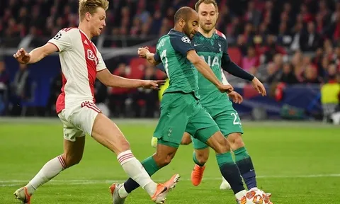 'Anh ta đã khiến hàng thủ Ajax bị phân tâm'
