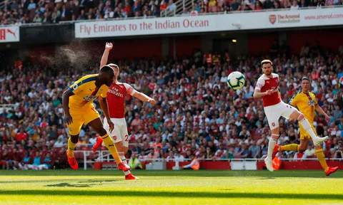 Arsenal "sảy chân" chẳng khác nào dâng cờ vào tay Man Utd