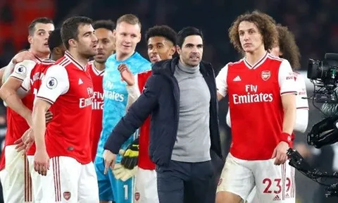 Fan Arsenal thể hiện tình cảm với các cầu thủ trước trận gặp Bournemouth
