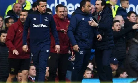 Arsenal thua trận, Emery sôi máu "hỏi thăm" đồng nghiệp bên kia chiến tuyến