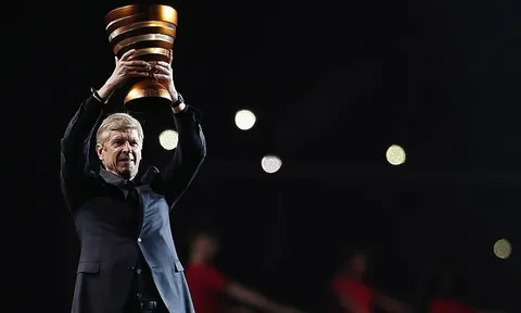 Arsene Wenger lần đầu nâng cúp sau 8 tháng rời Arsenal