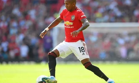 Mặc Woodward và Ole, Young ra quyết định khiến Man Utd ngã ngửa